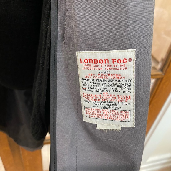 London Fog Maincoats Trench coat. Pewter Grey. 4 buttons on front. Tie waist. M - Picture 6 of 10